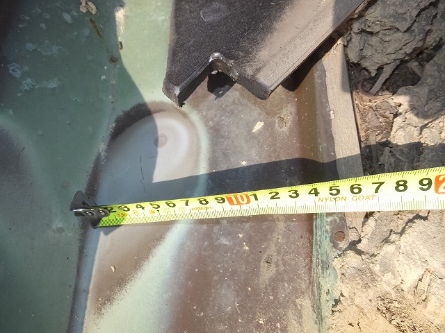 熟練の技術が求められる谷板金交換